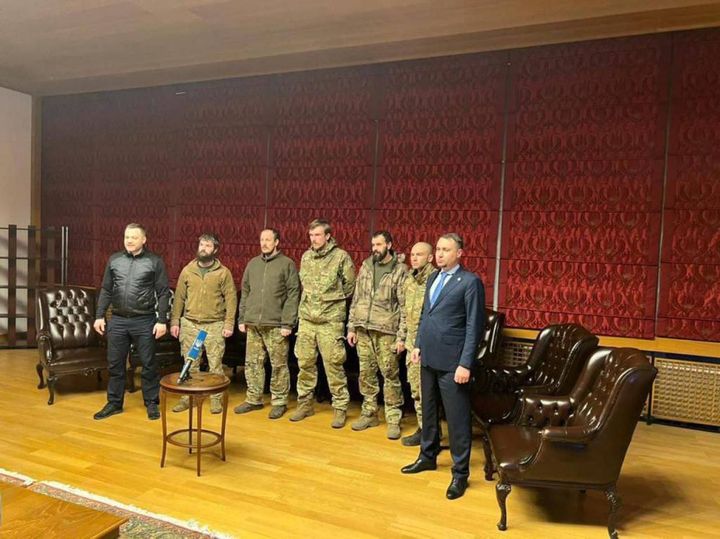 Denis Prokopenko "Redis" e con altri militari dell'Azov liberati