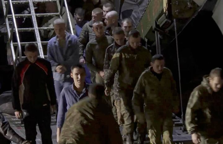 I prigionieri ucraini rilasciati da Mosca a Chernihiv (Ansa)