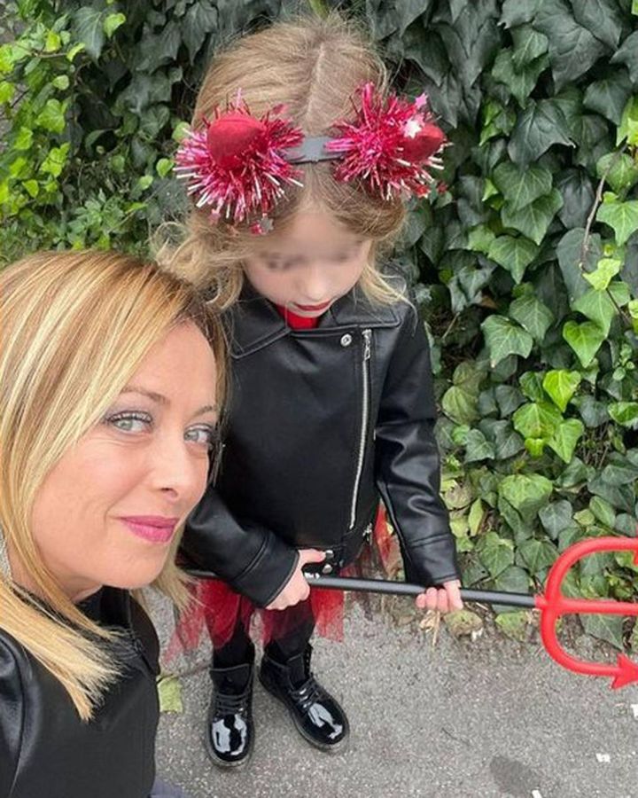 "La mia piccola diavoletta" scrive Giorgia Meloni pubblicando questa foto con la figlia Gi