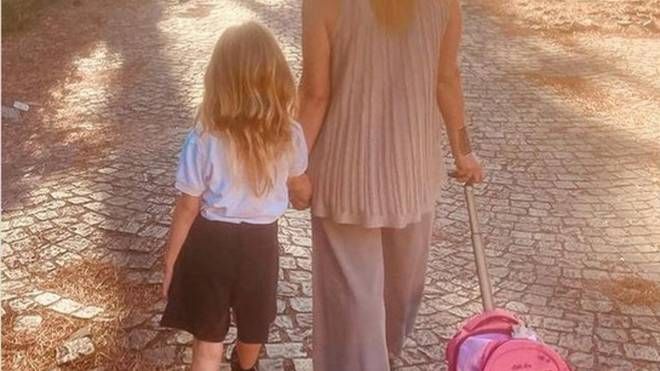 Giorgia Meloni accompagna la figlia a scuola