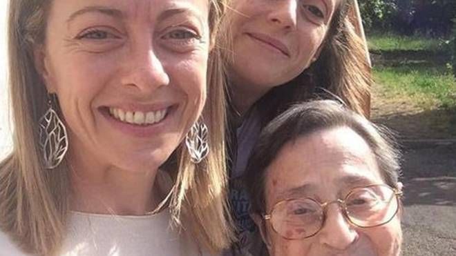 Giorgia Meloni con mamma Anna e la sorella Arianna