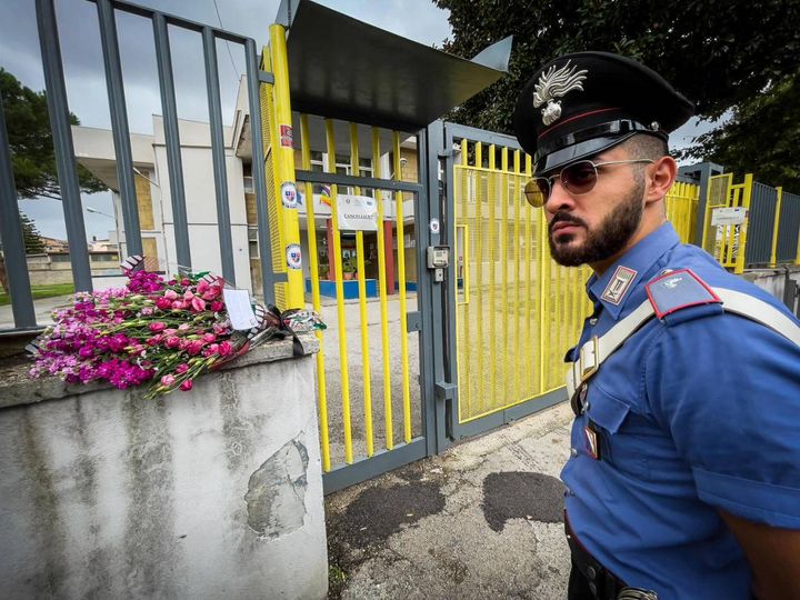I carabinieri davanti alla scuola di Melito di Napoli, dove è stato trovato morto il 64enne Marcello Toscano