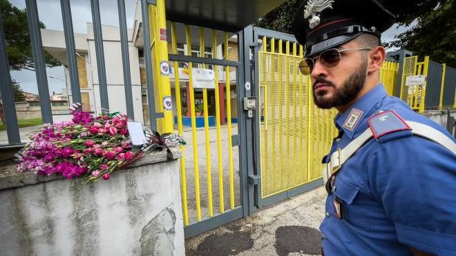 I carabinieri davanti alla scuola di Melito di Napoli, dove è stato trovato morto il 64enne Marcello Toscano