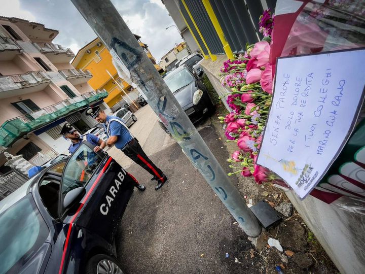 Fiori davanti alla scuola di Melito di Napoli, dove è stato trovato morto il 64enne Marcello Toscano
