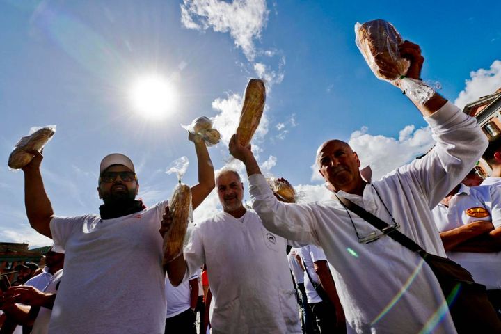 Una bara e pane distribuito gratis durante la protesta dei panificatori campani e del Centro Sud in piazza Plebiscito a Napoli
