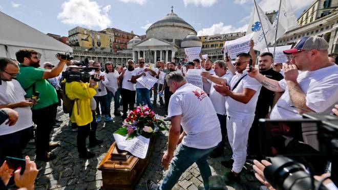 Una bara e pane distribuito gratis durante la protesta dei panificatori campani e del Centro Sud in piazza Plebiscito a Napoli
