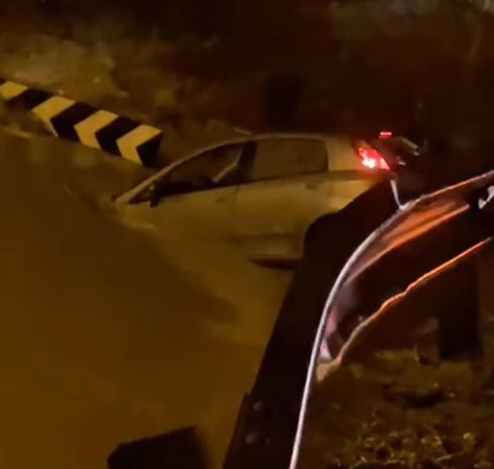 Un'auto travolta dall'acqua a seguito del maltempo a Santa Margherita di Belice (Ansa)