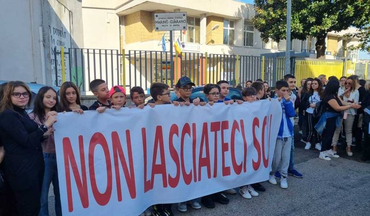 Mentre stamattina la scuola ha ripreso le lezioni, alcune famiglie hanno protestato davanti all’Istituto Marino Guarano insieme ai bambini e al sindaco di Melito, Luciano Mottola