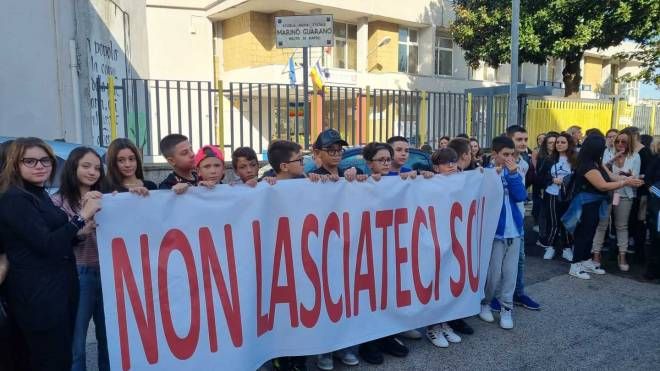 Mentre stamattina la scuola ha ripreso le lezioni, alcune famiglie hanno protestato davanti all’Istituto Marino Guarano insieme ai bambini e al sindaco di Melito, Luciano Mottola