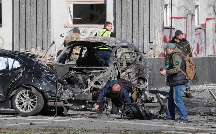 Auto distrutte e palazzi a fuoco a Kiev (AQnsa)