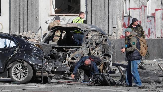 Auto distrutte e palazzi a fuoco a Kiev (AQnsa)