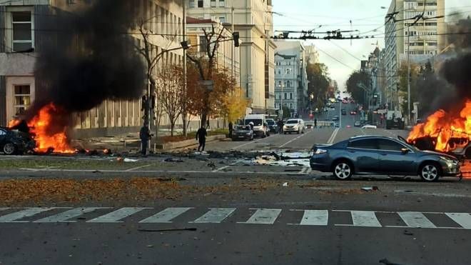Guerra in Ucraina, forti esplosioni a Kiev (Ansa)