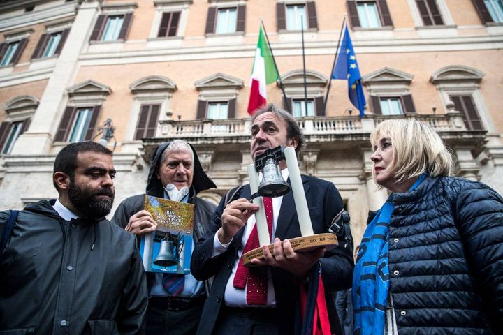 Il deputato dei Verdi Angelo Bonelli mostra una campana mentre entra a Montecitorio 