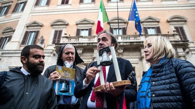 Il deputato dei Verdi Angelo Bonelli mostra una campana mentre entra a Montecitorio 