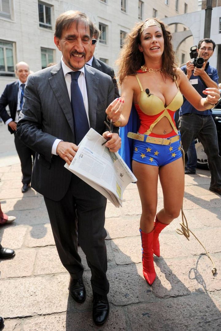 Co Melita Tonilo, nei panni di Wonder Woman nel 2010 