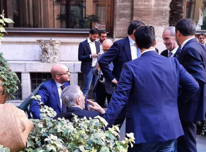 Umberto Bossi, Matteo Salvini, Giancarlo Giorgetti, Roberto Calderoli, Lorenzo Fontana e Renzo Bossi (di spalle), nel cortile davanti all'aula della Camera (Ansa)