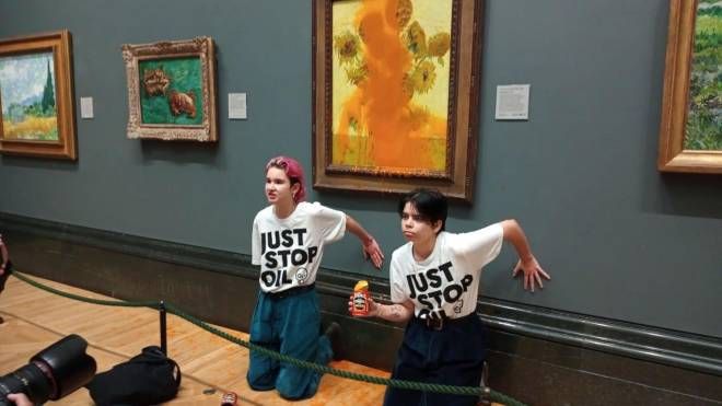 Due ecologiste hanno macchiato con la zuppa I girasoli di Van Gogh esposti a Londra (Ansa)
