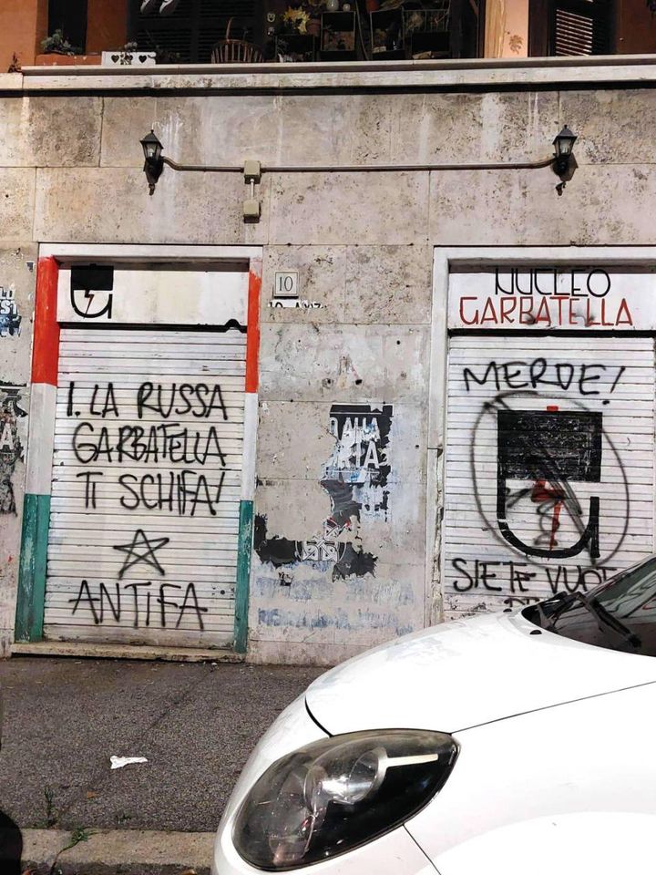 Una scritta contro il neopresidente del Senato, Ignazio La Russa, e una stella a cinque punte è comparsa sulla serranda della sede che fu del Msi e ora di Fratelli d'Italia, nel quartiere  Garbatella a Roma.