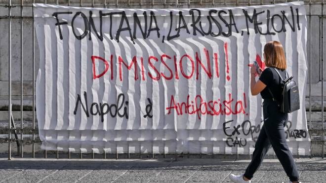 Vestite di rosso come le ancelle di “The Handmaid's Tale”, le attiviste napoletane sono scese in piazza Dante con lo slogan: “L'Italia non sarà la repubblica di Gilead”.