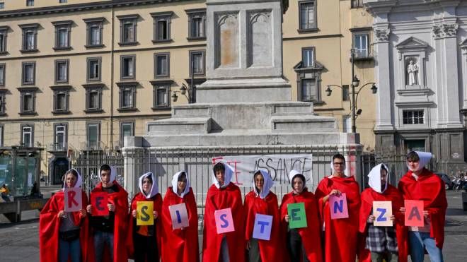 Vestite di rosso come le ancelle di “The Handmaid's Tale”, le attiviste napoletane sono scese in piazza Dante con lo slogan: “L'Italia non sarà la repubblica di Gilead”.