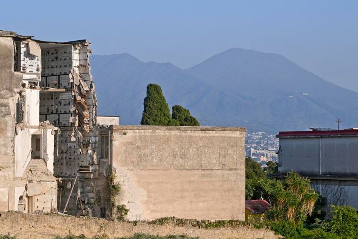 La congrega crollata sulla collina del cimitero di Poggioreale a Napoli, con decine di bare e di salme in bilico tra le macerie