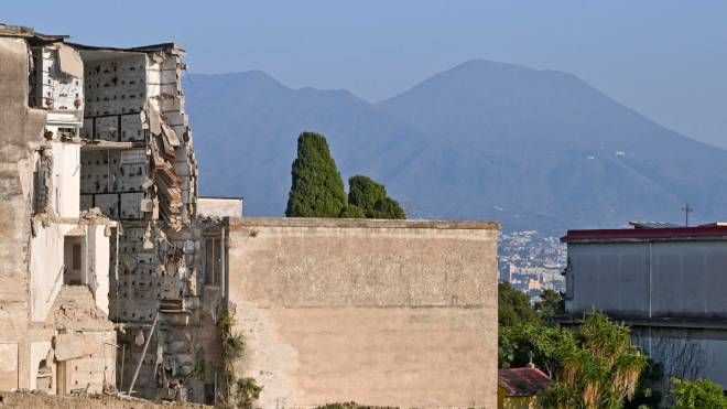 La congrega crollata sulla collina del cimitero di Poggioreale a Napoli, con decine di bare e di salme in bilico tra le macerie