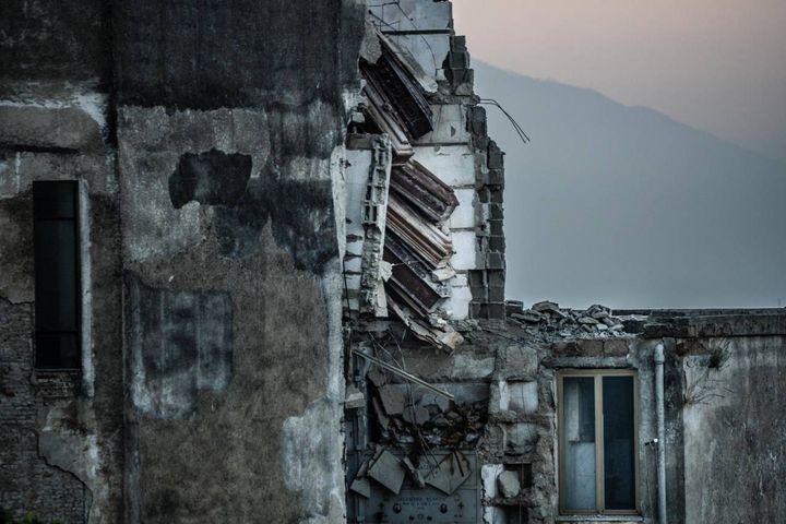 Bare sospese nel vuoto sulla facciata dell’edificio della confraternita della Resurrezione, in seguito ad un nuovo crollo avvenuto il 17 ottobre nel cimitero di Poggioreale, a Napoli.