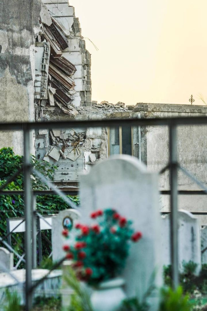 Bare sospese nel vuoto sulla facciata dell’edificio della confraternita della Resurrezione, in seguito ad un nuovo crollo avvenuto il 17 ottobre nel cimitero di Poggioreale, a Napoli.