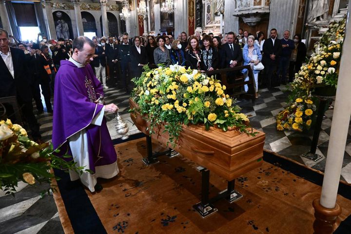 I funerali di Franco Gatti a Genova: grande commozione per il 'baffo' dei Ricchi e poveri (Ansa)