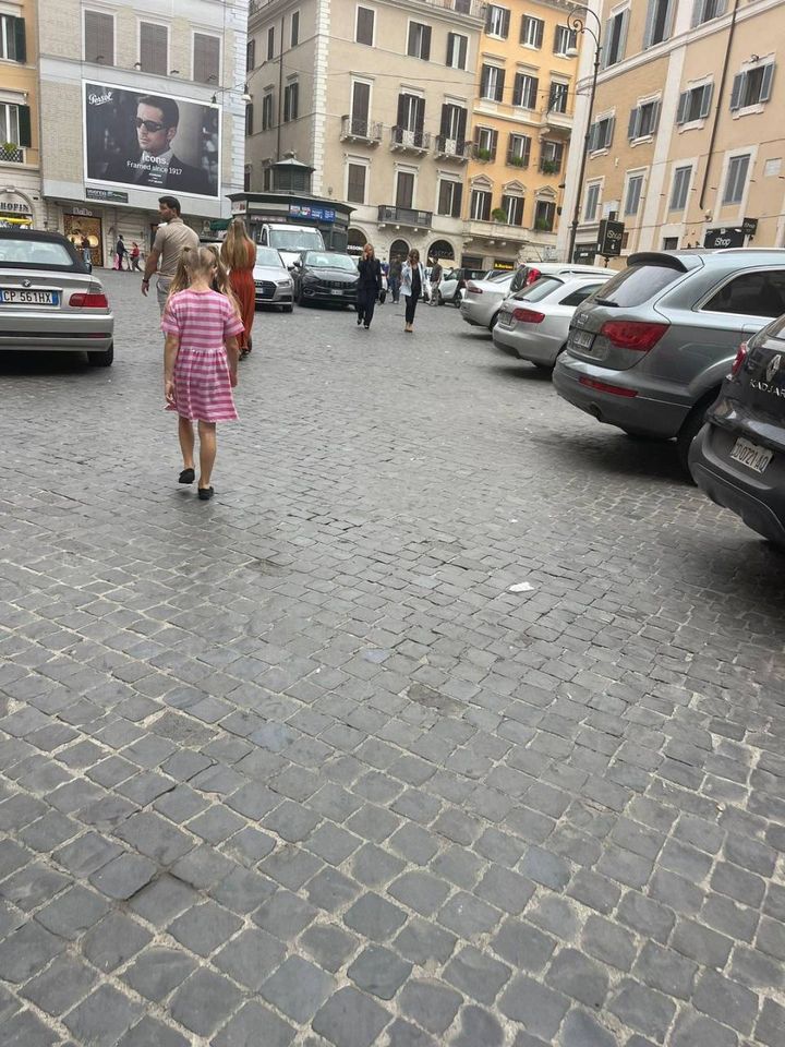 Giorgia Meloni in giro per Roma dopo le consultazioni 