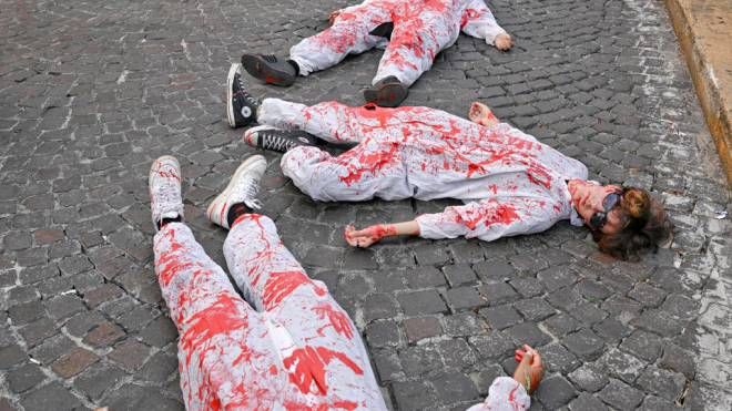 Un momento del corteo antifascista degli studenti a Napoli: alcuni manifestanti si sono stesi a terra, cosparsi di vernice rossa, per ricordare gli  studenti morti durante i progetti di alternanza scuola-lavoro