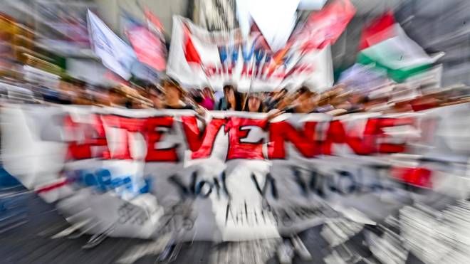 Un momento del corteo antifascista degli studenti a Napoli: alcuni manifestanti si sono stesi a terra, cosparsi di vernice rossa, per ricordare gli  studenti morti durante i progetti di alternanza scuola-lavoro