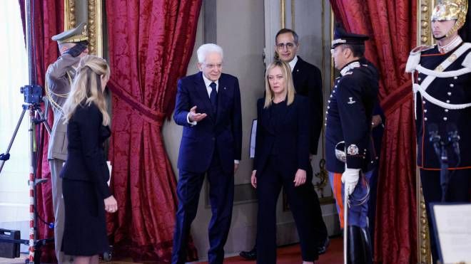 Giorgia Meloni con il presidente Mattarella alla cerimonia del giuramento
