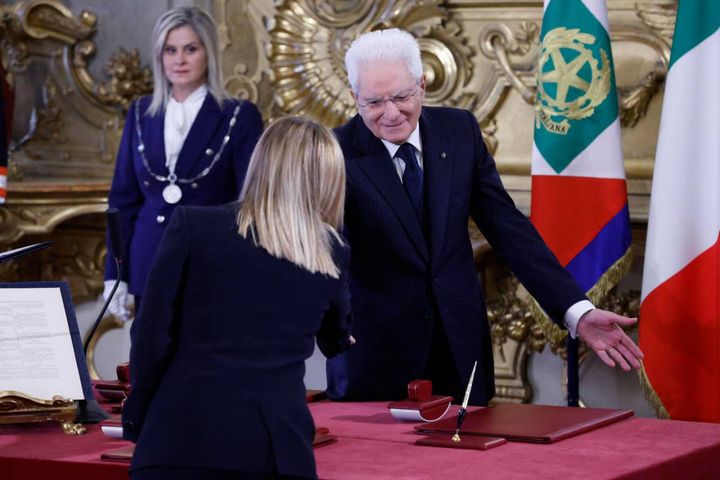 Giorgia Meloni con il presidente Mattarella alla cerimonia del giuramento