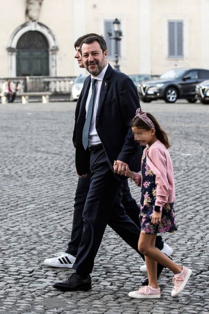 Matteo Salvini, ministro delle Infrastrutture e vicepremier, con la figlia