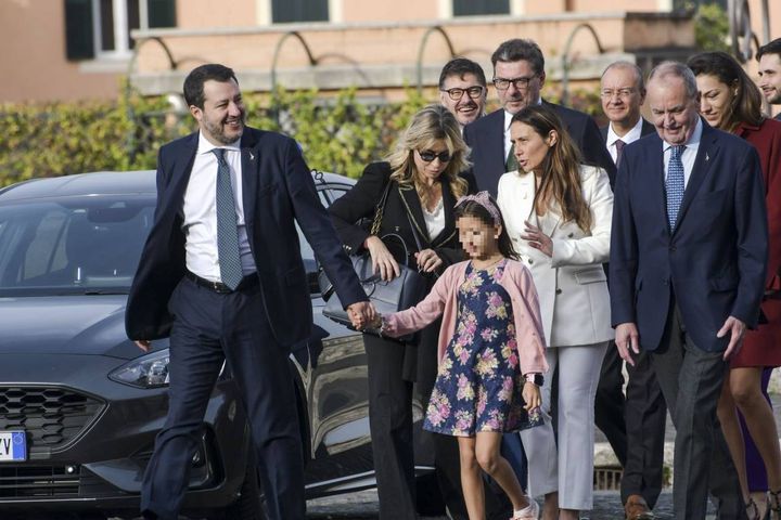 Matteo Salvini con la figlia Mirta e la compagine di ministri leghisti (ImagoE)