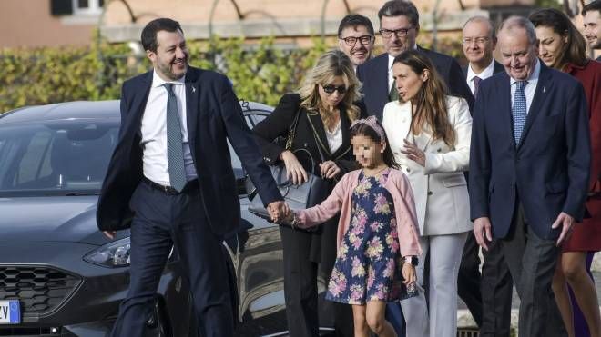 Matteo Salvini con la figlia Mirta e la compagine di ministri leghisti (ImagoE)