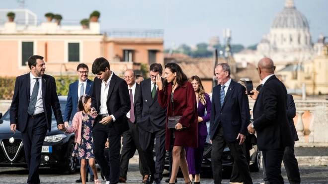Matteo Salvini arriva al Quirinale con i figli Federico e Mirta. E la fidanzata Francesca Verdini. Con lui anche gli altri ministri leghi (Ansa)