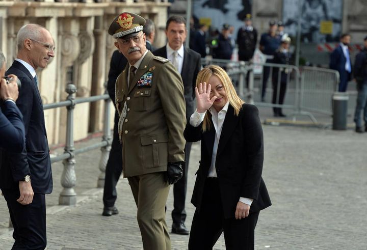 Giorgia Meloni arriva a Palazzo Chigi per il passaggio di consegne tra vecchio e nuovo governo