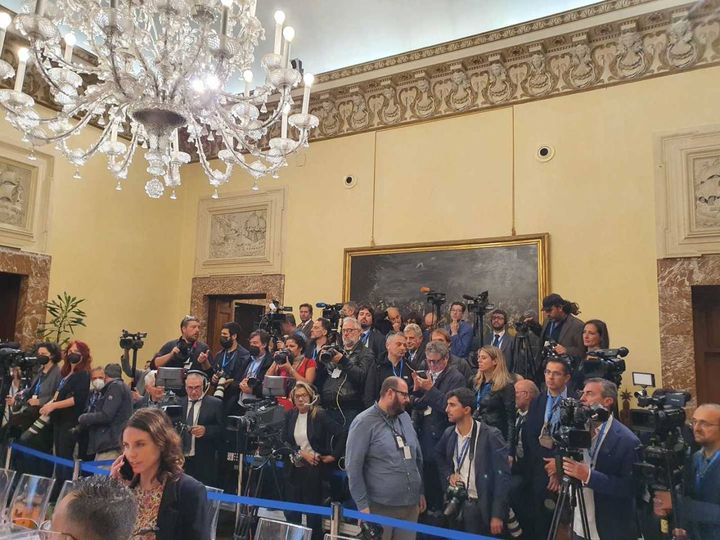 Giornalisti in attesa a Palazzo Chigi per la cerimonia della campanella