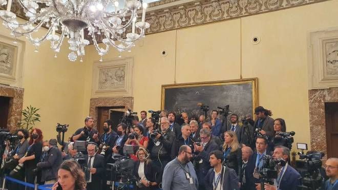 Giornalisti in attesa a Palazzo Chigi per la cerimonia della campanella