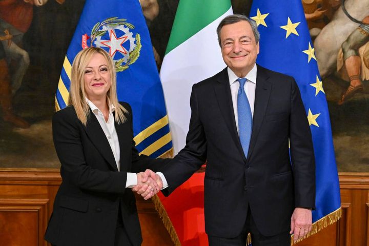 Stretta di mano tra Giorgia Meloni e Mario Draghi
