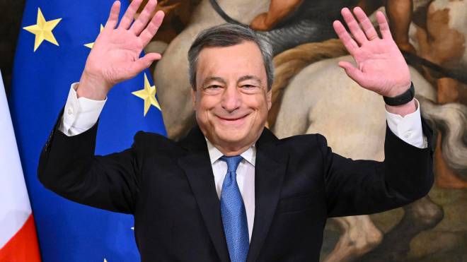 L'ormai ex premier Mario Draghi saluta i giornalisti 