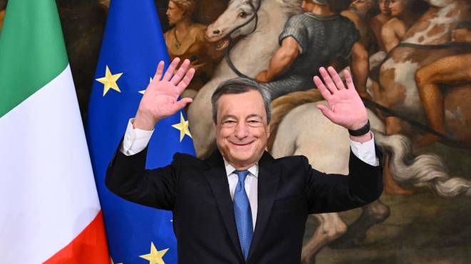 L'ormai ex premier Mario Draghi saluta i giornalisti 