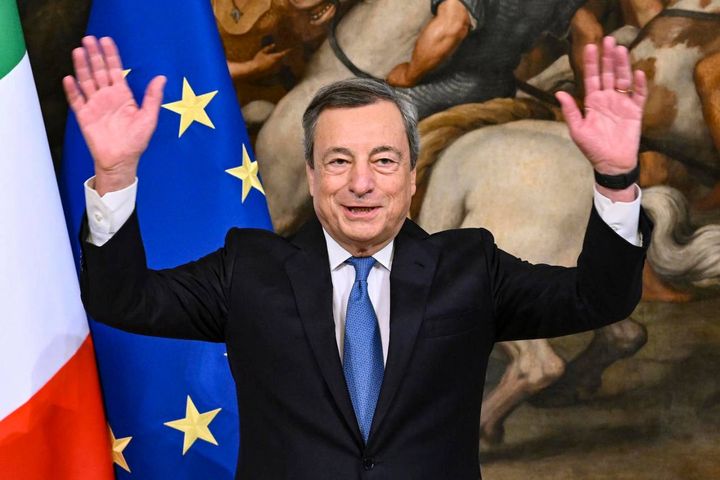 L'ormai ex premier Mario Draghi saluta i giornalisti