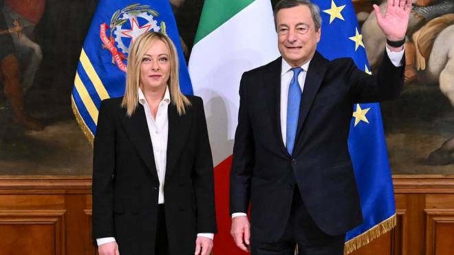 Il passaggio di consegne fra Mario Draghi e Giorgia 