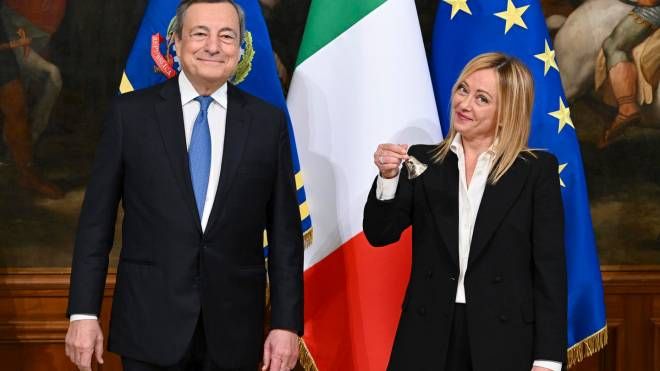 Mario Draghi e Giorgia Meloni con la campanella in mano