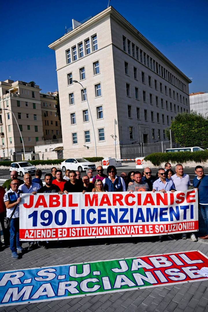 Il presidio dei lavoratori di Marcianise davanti alla sede napoletana del Consolato degli Stati Uniti d'America 