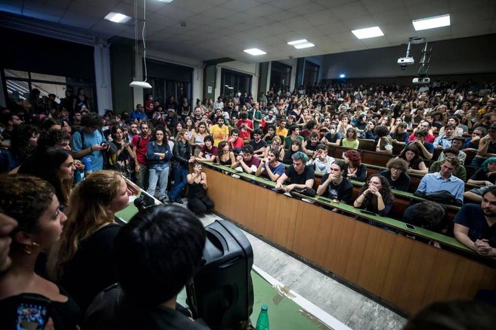 Università Sapienza di Roma: migliaia di studenti all’assemblea. Occupata la facoltà di Scienze politiche 
