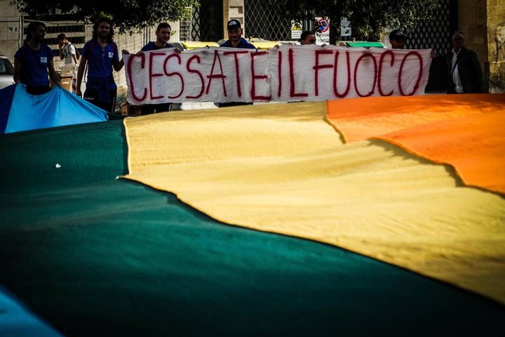 Un momento della manifestazione per la pace in piazza del Plebiscito a Napoli